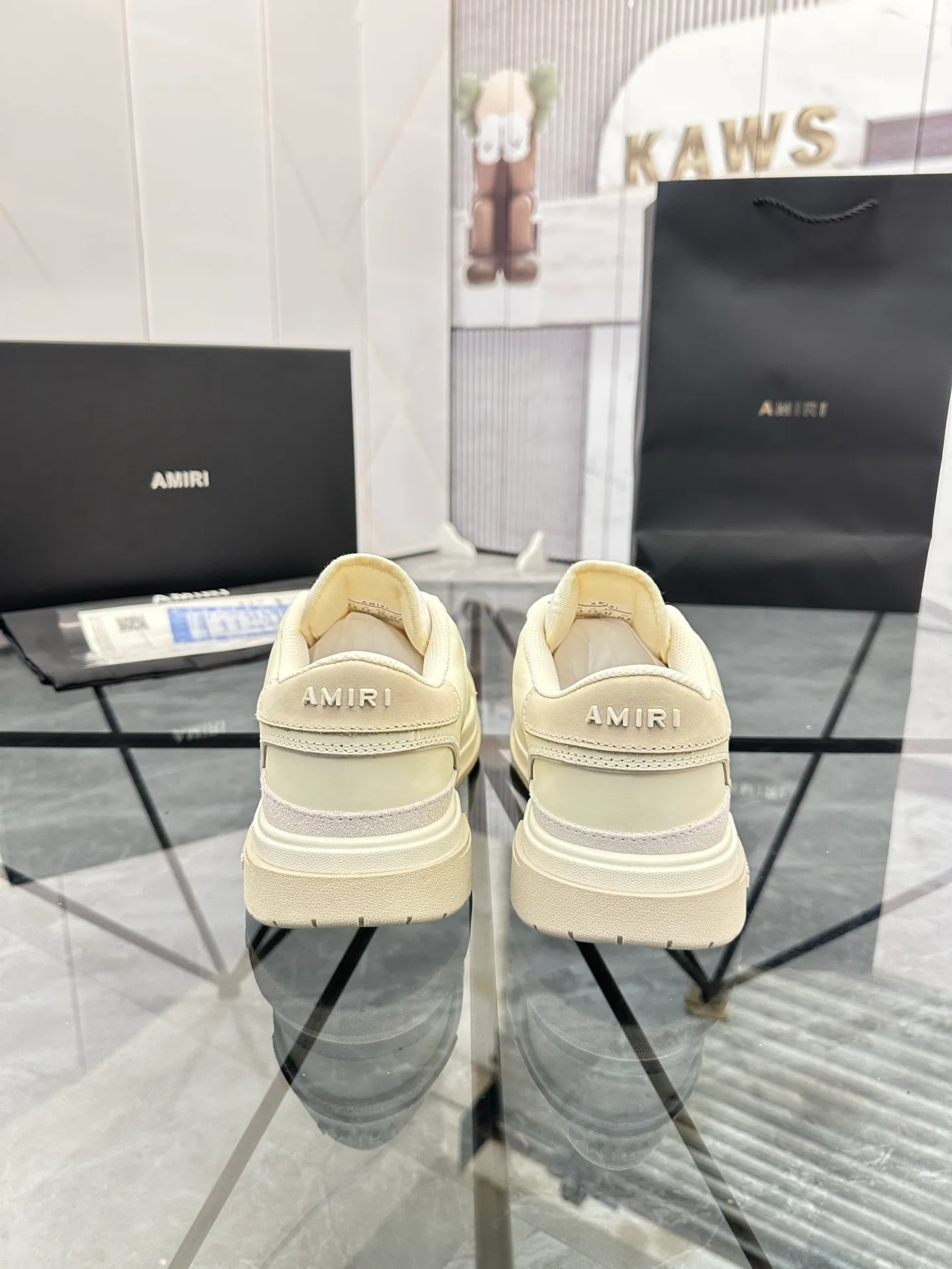 Men's shoes: 💰P660¥ Guangzhou top quality Product trademark: AMIRI* "Amir*" low-top casual shoes Regular size: 39-44 (can be customized to 45) Product material: upper imported first-layer cowhide stitching original material, breathable lining, original outsole. Number: 525